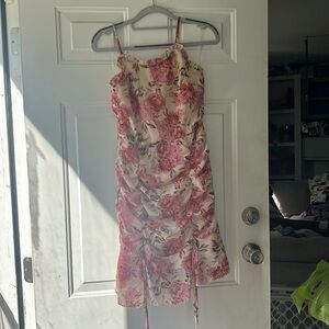 NWOT XS Floral Summer Dress with Ruching. Zip up back